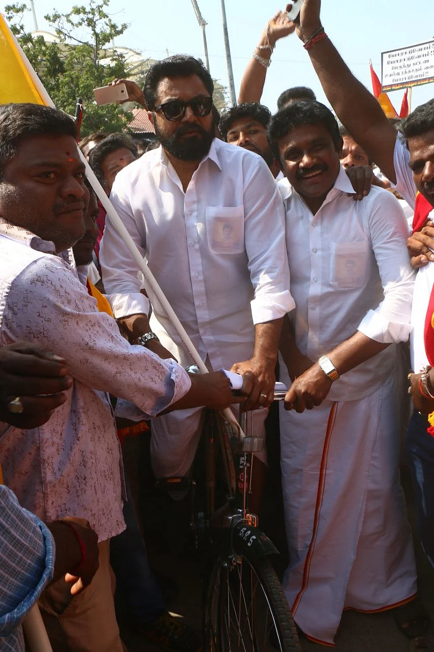 இது பாபா முத்திரை அல்ல; ஆட்டுத்தலை! ரஜினியைச் சாடிய சரத்குமார்