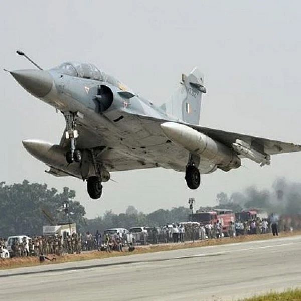 பைபாஸ் ரோட்டில் சுக்கோய் ஓட்டி அசத்திய இந்திய ராணுவம்! #IAF #sukhoi