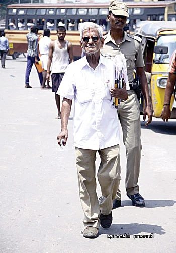 தண்டனை பெற்றவருக்கு எதுக்கு பேனர்?