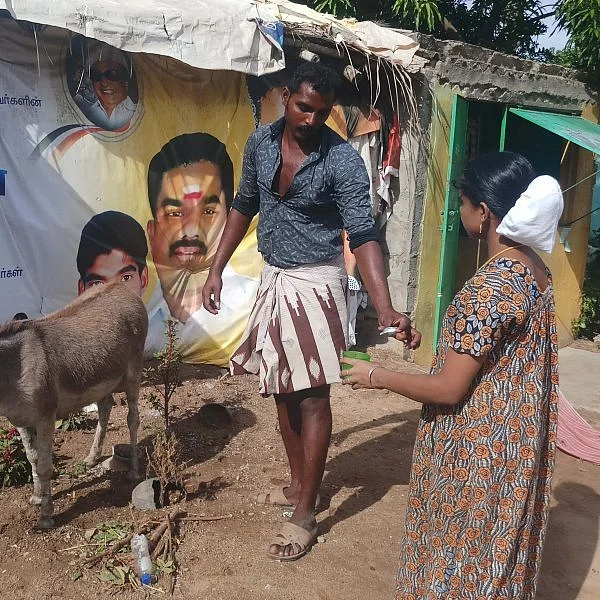 கூவிக் கூவி கழுதைப் பால் விற்பனை- வாங்குவதற்குப் படையெடுத்த கிராம மக்கள்