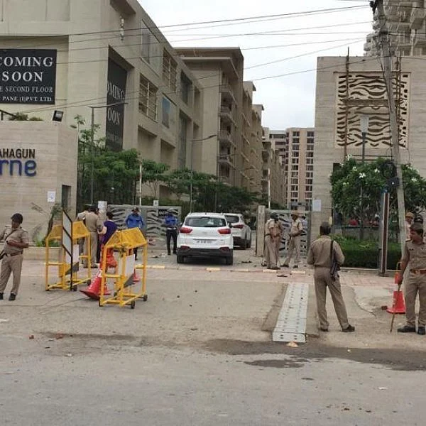 அடுக்குமாடி குடியிருப்பைத் தாக்கிய கிராம மக்கள்... நொய்டாவில் பரபரப்பு!