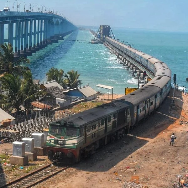 32 நாள்களுக்குப் பின் பாம்பன் பாலத்தில் ரயில் சோதனை ஓட்டம்! அதிர்வு குறித்து ஆய்வு