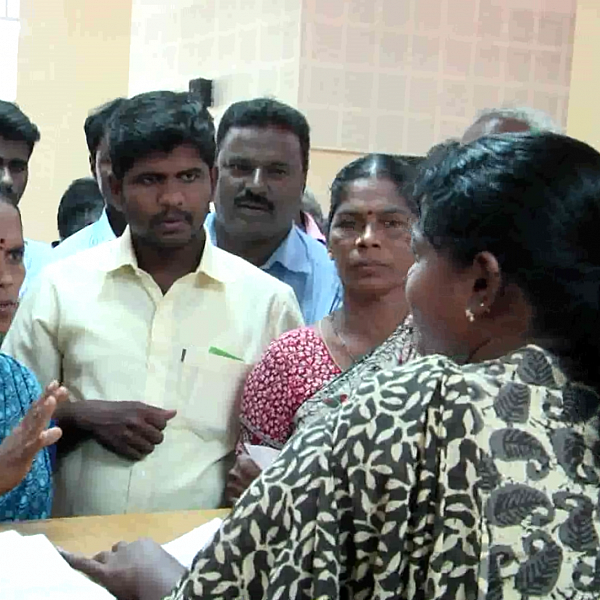 `அடிப்படை வசதி கேட்டா, டாஸ்மாக் கடை வைப்பதா?' - கலெக்டரைத் திணறடித்த கிராமப் பெண்கள்
