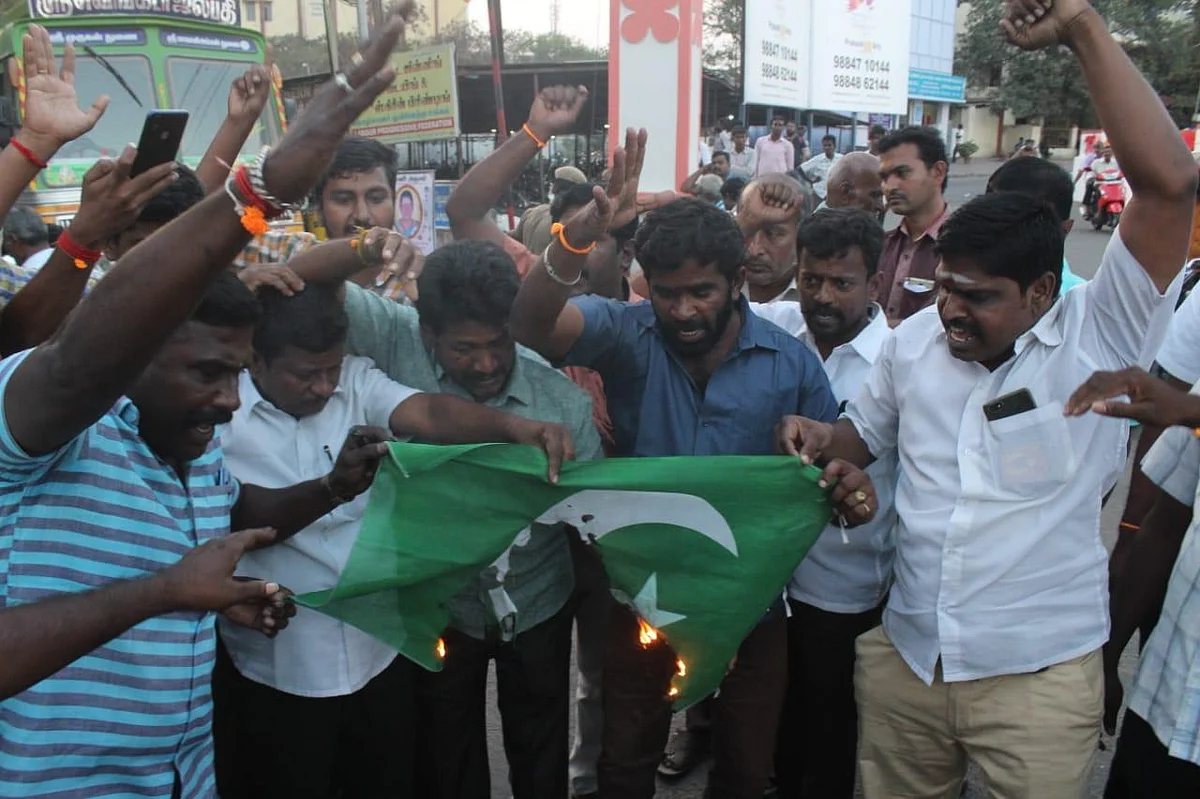 புல்வாமா தாக்குதலுக்குக் கண்டனம் - பாகிஸ்தான் தேசியக்கொடியை எரித்த இந்து அமைப்பினர்