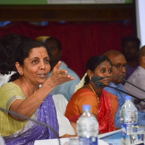 மதுரை விமானநிலையத்தில் நிர்மலா சீதாராமனைத் தவிர்த்த ஓ.பி.எஸ்!