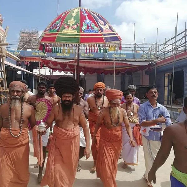 திருநள்ளாறு தர்ப்பாரண்யேஸ்வரர் கும்பாபிஷேகம்! - பக்தர்களுக்கு ஸ்பிரே முறையில் புனித நீர்