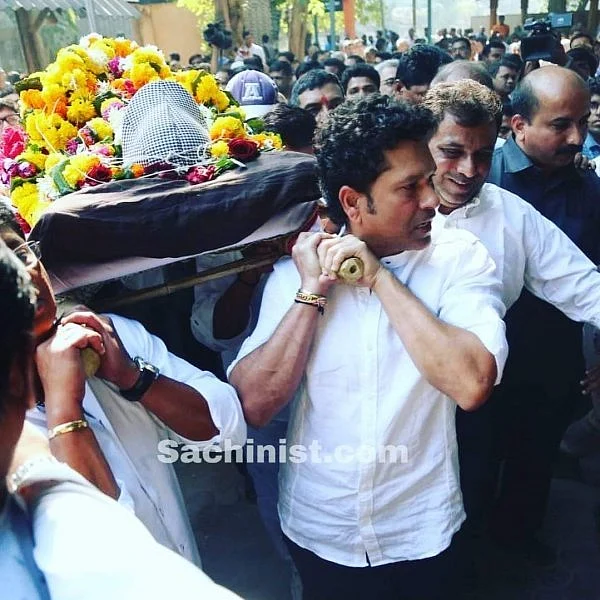 ``கிரிக்கெட்டில் ஏ பி சி டி கற்றுக்கொடுத்தவர்!”- ஆசானின் உடலை சுமந்து சென்ற சச்சின்