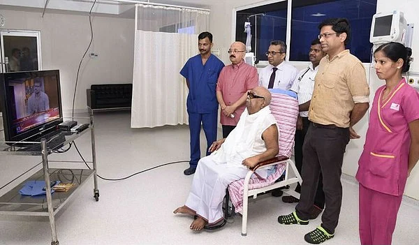 டி.வி. பார்க்கும் கருணாநிதி புகைப்படத்தை வெளியிட்டது காவேரி மருத்துவமனை