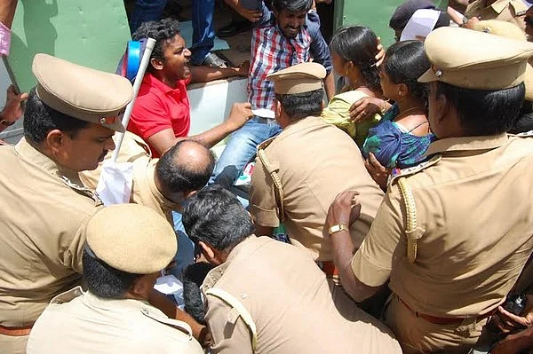 கல்லூரியை மூடுவதற்கு எதிராக போராட்டம் செய்த மாணவர்கள் கைது!