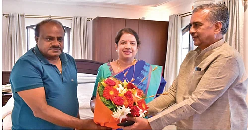 கழுகார் பதில்கள்! - மூன்று மணிநேர சர்கார் - கர்நாடகத்தில் ஒலித்த அபாயமணி!