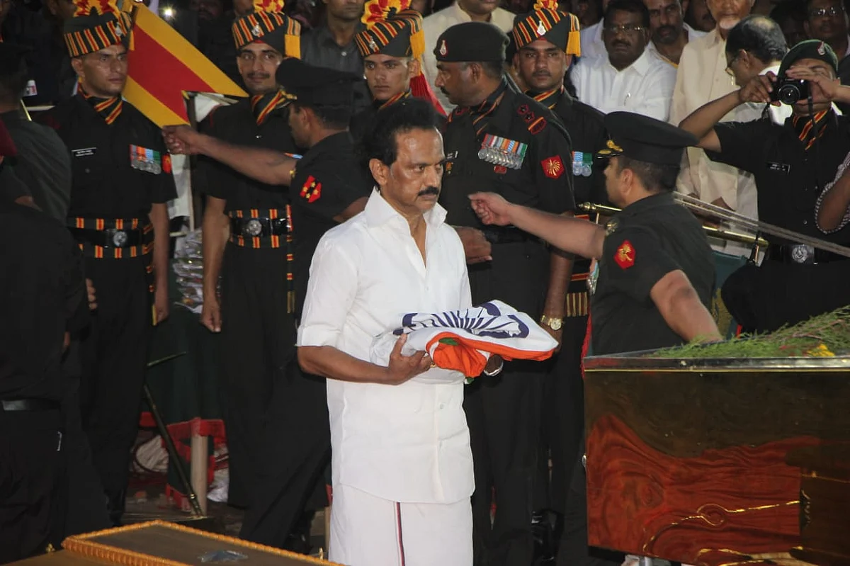 Live update: மெரினாவில் விதைக்கப்பட்டார் கலைஞர்! #Karunanidhi
