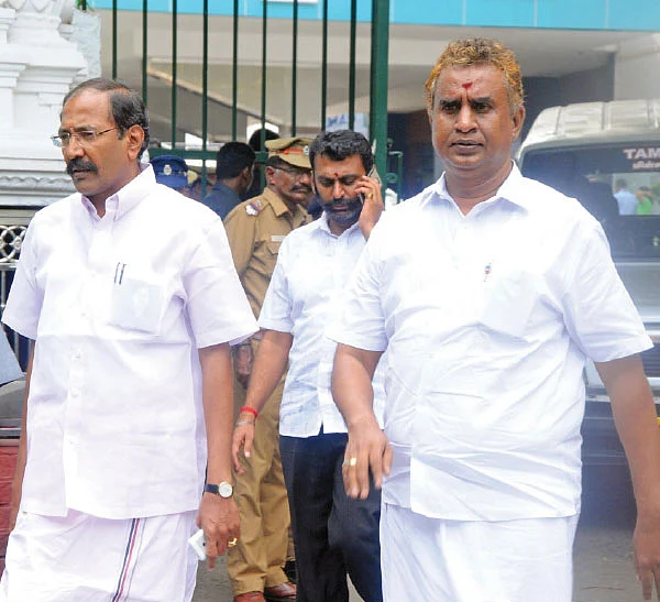 “இனி நீங்கள் வேண்டாம்!” - தினகரனுக்கு எதிராக கத்தி தீட்டும் அமைச்சர்கள்!