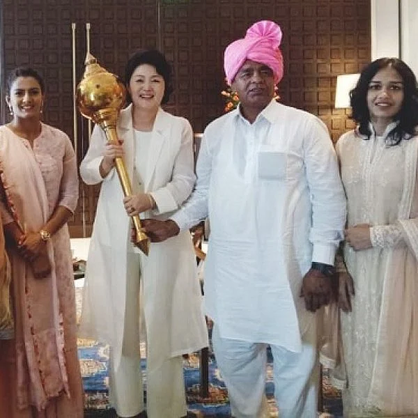 `மல்யுத்தம் கற்றுத்தர தயார்’ - தென்கொரிய அதிபர் மனைவியை சந்தித்த `டங்கல்’ குடும்பம்!