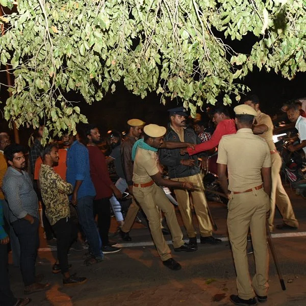 வினையான புத்தாண்டுக் கொண்டாட்டம்! - போலீஸ் உதவி கமிஷனர் மீது பீர் பாட்டில் வீசிய கோவை இளைஞர்