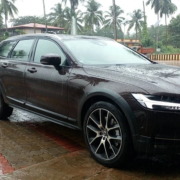 60 லட்சம் ரூபாய்க்கு அறிமுகமானது வால்வோ V90 ‘க்ராஸ் கன்ட்ரி’ !
