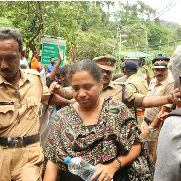 `இப்போது மலைக்குச் செல்ல தகுந்த சமயம் அல்ல!’ - பம்பையில் திருப்பி அனுப்பப்பட்ட பெண் #Sabarimala
