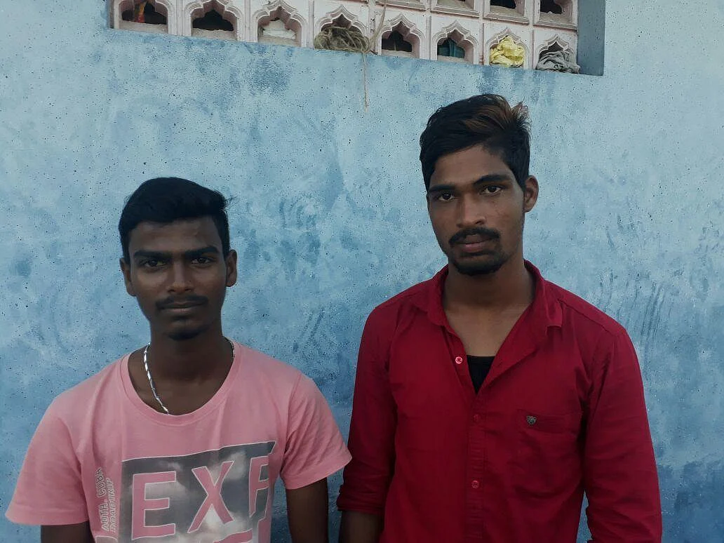 "மீனவர்களைப் படகிலேயே விட்டுட்டு வந்துட்டாங்க கடலோரக் காவல் படை!" - கரைக்குத் திரும்பியவர்களின் வாக்குமூலம் #SaveFishermen