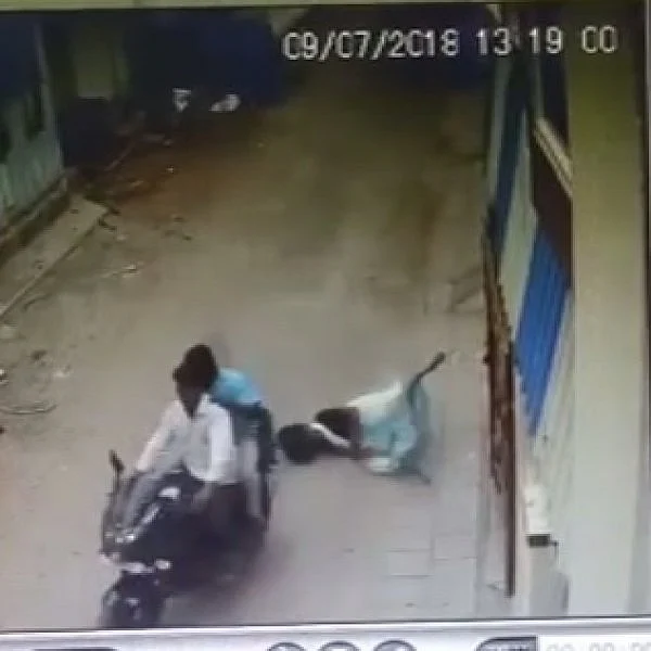 டூவீலர் திருடர்களிடமிருந்து பணப்பையைக் காப்பாற்றிய திருச்சிப் பெண்..