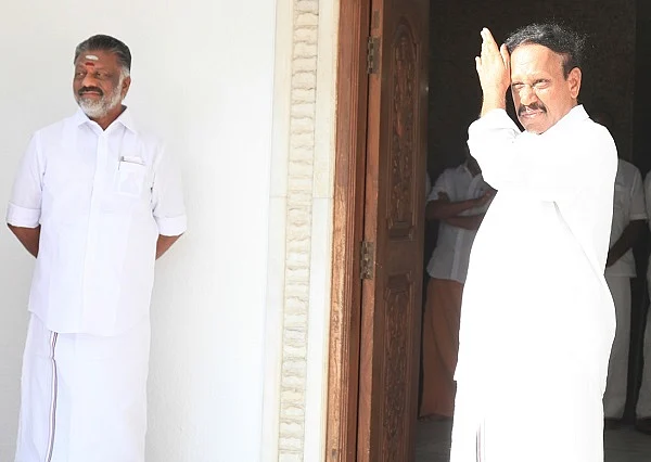 'எனக்காக சின்னம்மா காலில் விழுந்தார் பன்னீர்செல்வம்... ஏன் தெரியுமா?' - கொதிக்கும் தம்பிதுரை