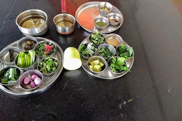 முடிகொட்டுதல், நரைமுடியைப் போக்கும் 20 பொருள்கள் கலந்த மூலிகை எண்ணெய் வீட்டிலேயே செய்யலாம்!