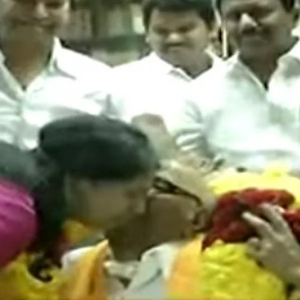 மகளின் கன்னத்தில் அன்பு முத்தமிட்ட கலைஞர் கருணாநிதி! #kalaignar