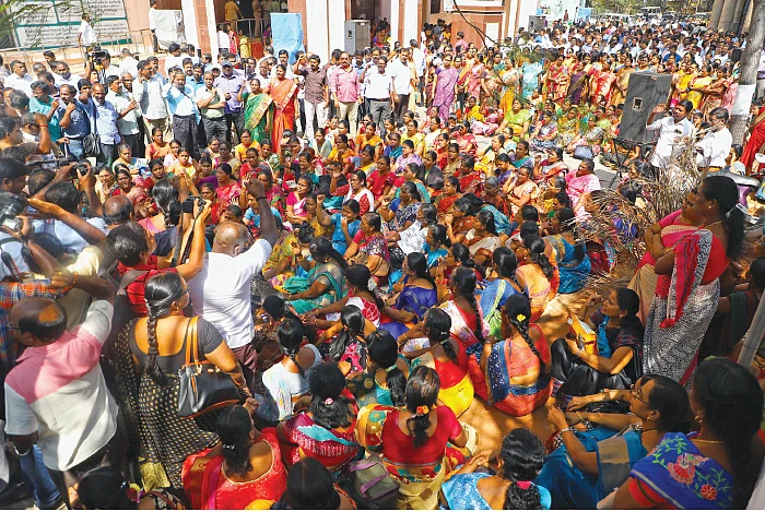 அரசு ஊழியர்கள் எத்தனைப் பேர் நேர்மையாக உழைக்கிறார்கள்?