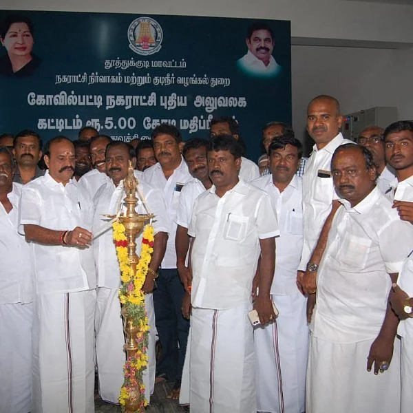 `தே.மு.தி.க-வுடன் நாங்கள் பேசுகிறோம்; ஸ்டாலின் கெஞ்சுகிறார்!'- கடம்பூர் ராஜூ விமர்சனம்