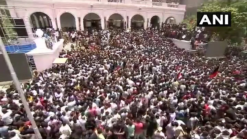 Live update: மெரினாவில் விதைக்கப்பட்டார் கலைஞர்! #Karunanidhi