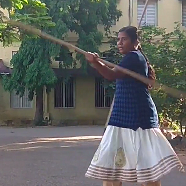 `அப்பா வழிகாட்டலில் கற்ற தற்காப்புக் கலை, சென்னையில் வசிக்க உதவுது!' தன்னம்பிக்கை மாணவி கல்பனா