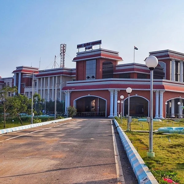 காந்தியின் அஞ்சலை; மோடியின் நல்லாட்சி; கரன்ஸி சப்ளை! - கடலூரைக் கைப்பற்றப் போவது யார்?
