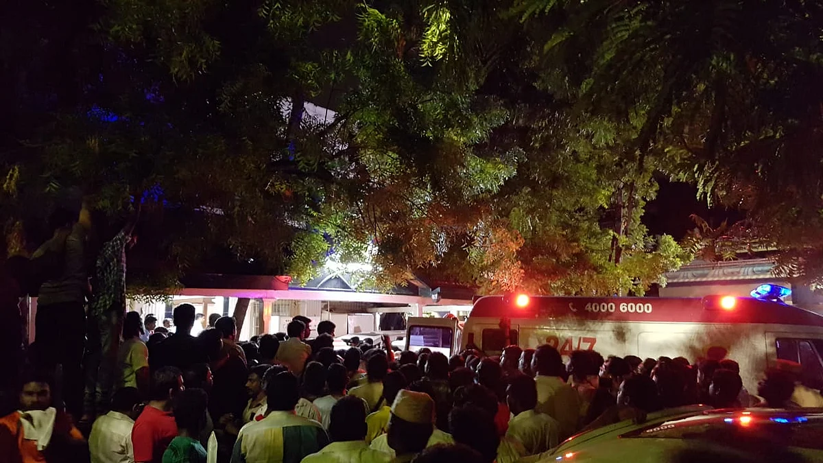 மருத்துவமனைக்கு அழைத்து செல்லப்படும் கருணாநிதி: ஆம்புலன்ஸ் வருகை! #Karunanidhi
