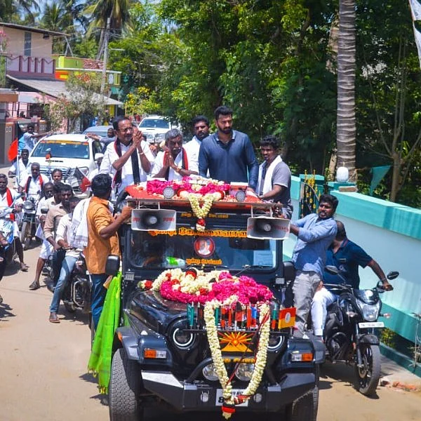 `விவசாயக் கடன் தள்ளுபடி, நீட் தேர்வு ரத்து!'- திருவாரூரில் வீதிவீதியாக கருணாநிதியின் பேரன் பிரசாரம்