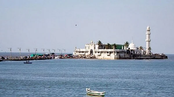 சனி பகவான் கோவிலை தொடர்ந்து ஹாஜி அலி தர்காவுக்குள் நுழைய பெண்கள் முயற்சி !
