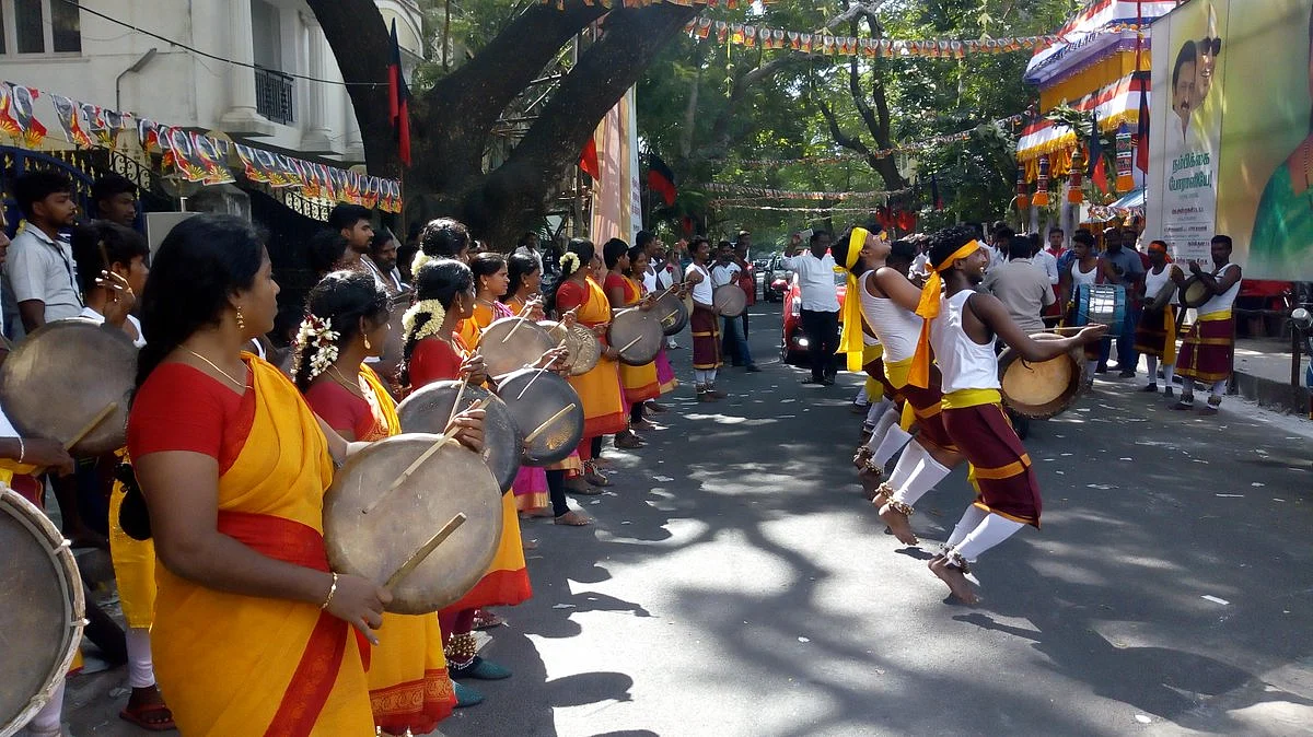 கனிமொழி, ஆ.ராசா சென்னை வந்தனர்! - களைகட்டும் பறையாட்டம்