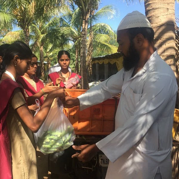டூவிலரில் காய்கறி விற்பனை... வருடம் 1.5 லட்சம் வருமானம்... அசத்தும் தேனி விவசாயி!