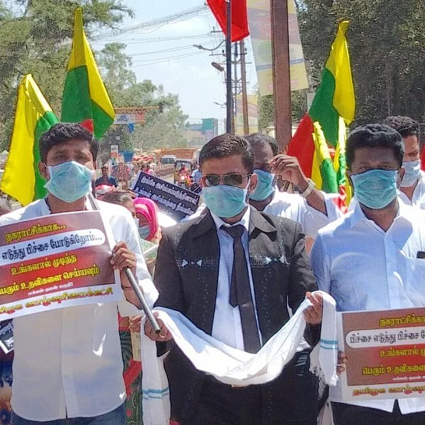 `கழிப்பறையை சுத்தப்படுத்தணும் பிச்சை போடுங்கள்!’ - தமிழக வாழ்வுரிமை கட்சியினர் நூதன போராட்டம்
