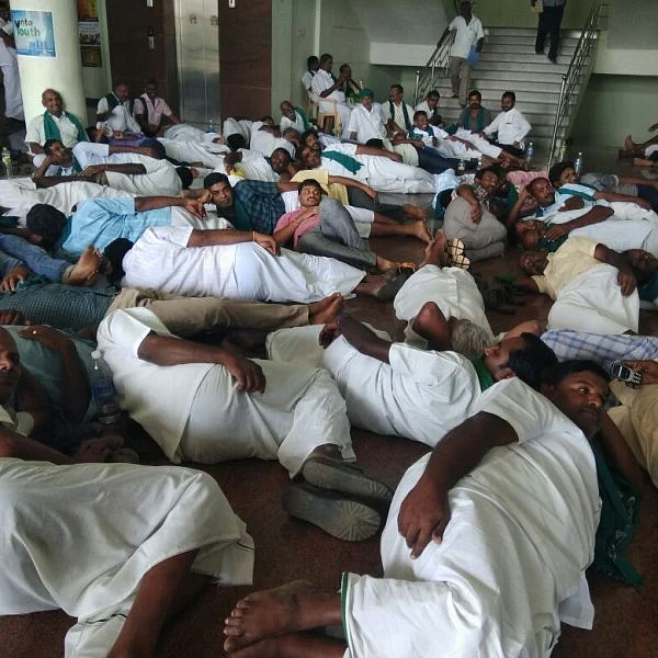 `கள்' இறக்க அனுமதியுங்கள்' - திருப்பூர் கலெக்டர் அலுவலகத்தில் திரண்ட விவசாயிகள்
