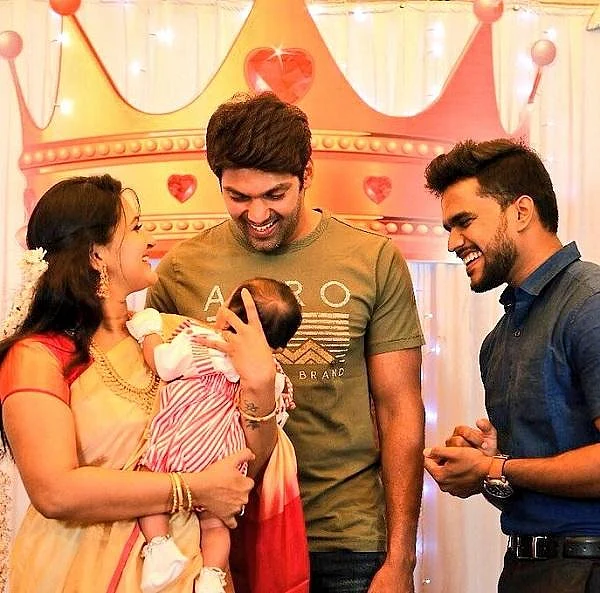 `ஆர்யாகிட்டயே அதைப்பற்றி கேட்பது சரியா இருக்காதுனு விட்டுட்டேன்!' - நடிகை ஆனந்தி அஜய்
