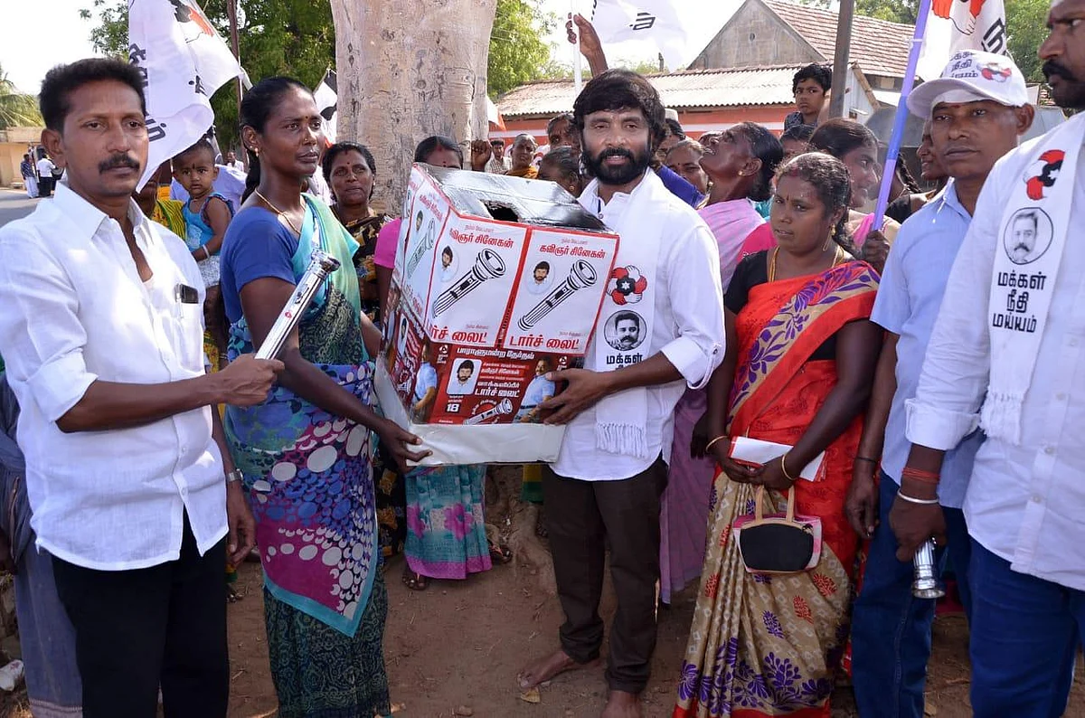 `கண்ணதாசனின் சொந்த ஊரில் பிரசாரம் தொடக்கம்; புகார் பெட்டியுடன் வாக்கு சேகரிப்பு!’ - தேர்தல் களத்தில் சினேகன்