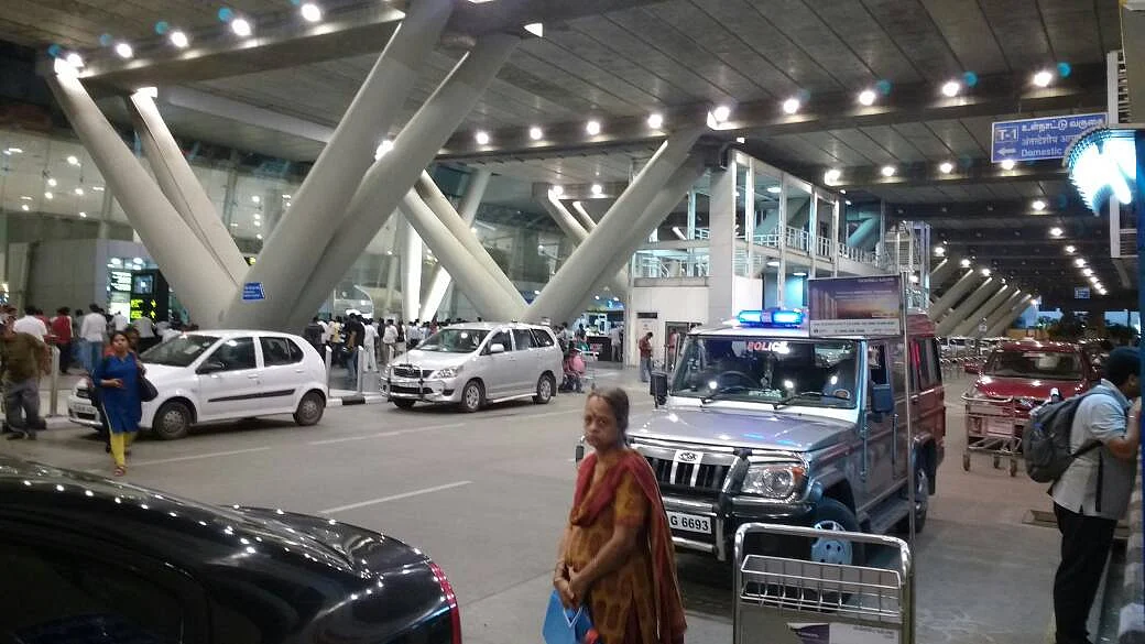 `சென்னை ஏர்போர்ட்டுக்கு ஏன் வந்தானென்று தெரியல!' - போலீஸிடம் கதறிய ஐ.டி இளைஞரின் பெற்றோர்