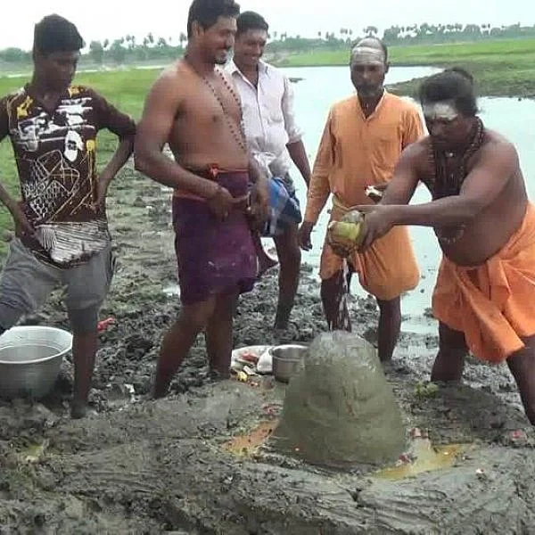 மழை வேண்டி மதுராந்தகம் ஏரியில் லிங்கம் அமைத்து வழிபட்ட விவசாயிகள்!