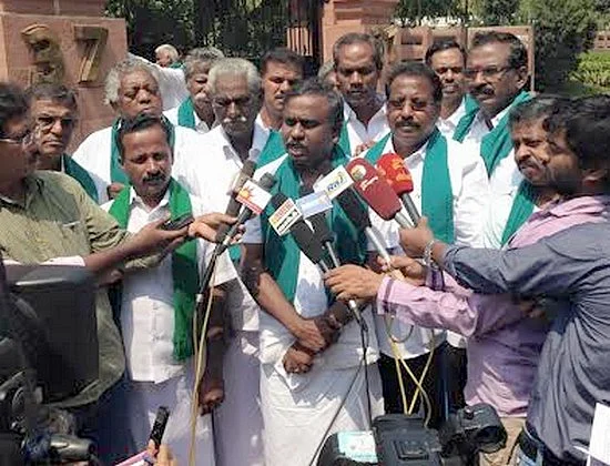 காவிரி : குடியரசுத் தலைவரிடம் மனு கொடுத்த தமிழக விவசாயிகள்