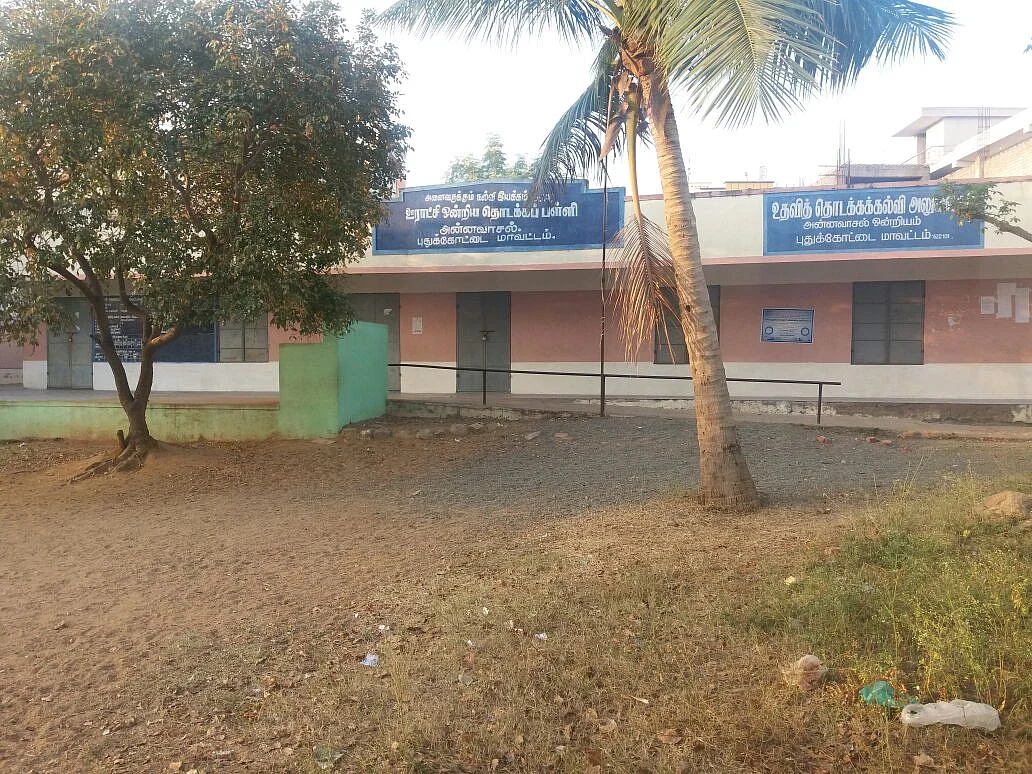 மரத்தடியில் மாணவர்கள்... வகுப்பறையில் அலுவலகம்! - 5 ஆண்டுகளாகத் தொடரும் அவலம்