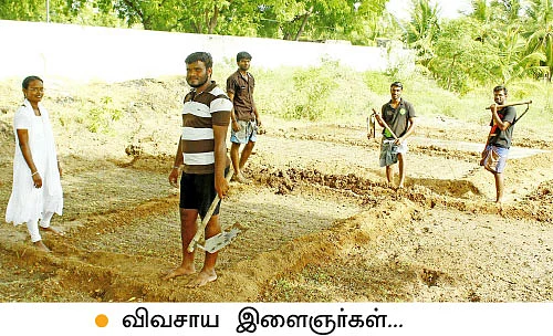 விவசாயத்தைக் காக்க... விவசாயிகளாக மாறிய இளைஞர்கள்!