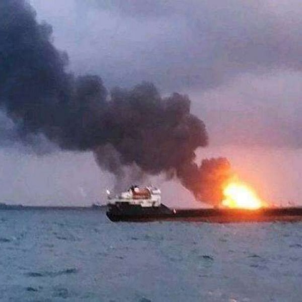 நடுக்கடலில் ஏற்பட்ட திடீர் தீ விபத்து; சொகுசு கார்களுடன் மூன்று நாள்களாக எரியும் சரக்குக் கப்பல் 