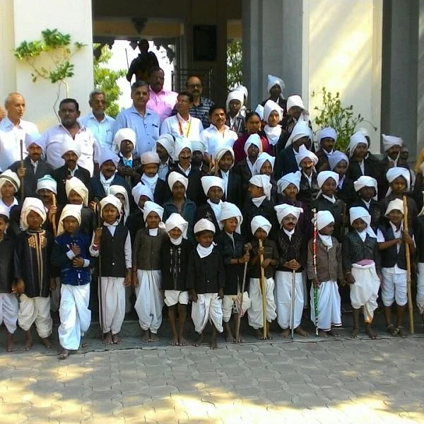 கையில் ஊன்றுகோல்; தலையில் தலைப்பாகை!- பாரதியார் வேடமணிந்த மாணவர்கள்