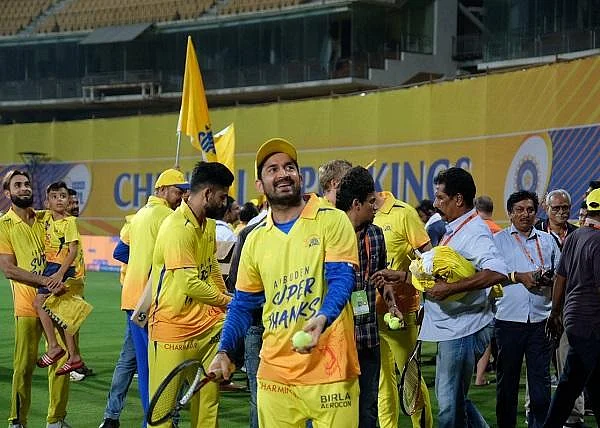 #AnbuDen சூப்பர் தேங்க்ஸ்... இதுதான் CSK தோனியிஸம் #LapOfHonour