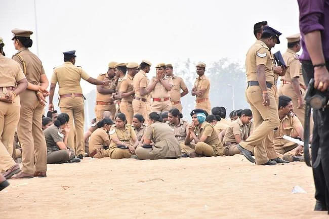 `சிரமமான வேலைதான், அதனால்தான் லீவ் கொடுத்திருக்கேன்!'- பெண் காவலர்களைக் குஷிப்படுத்திய எஸ்.பி