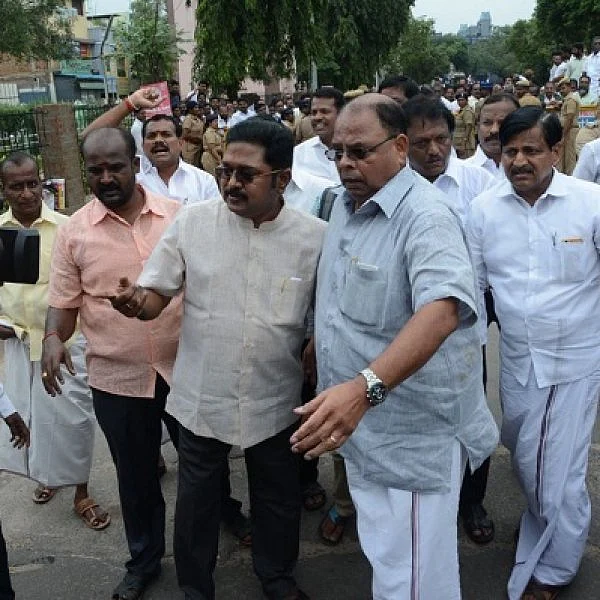 அ.தி.மு.க-வை மிரட்ட தினகரன் தீட்டும் அதிரடித் திட்டம்! அதகளப்படும் ஆர்.கே.நகர் ! #RKNagarAtrocities