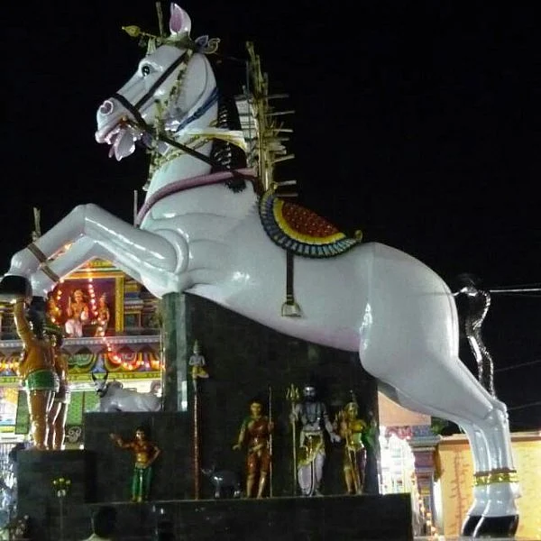 மண் அரிவாள் கொண்டு ஆடு வெட்டிய அற்புதம்! - கிராமத்து திருவிழாவின் ருசிகர வரலாறு